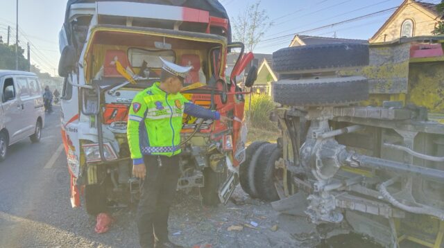 Satlantas Polres Jember saat melakukan olah TKP dalam kejadian kecelakaan truk vs truk di Desa Pecoro, Kecamatan Rambipuji, Jember (Foto: Satlantas Polres Jember).