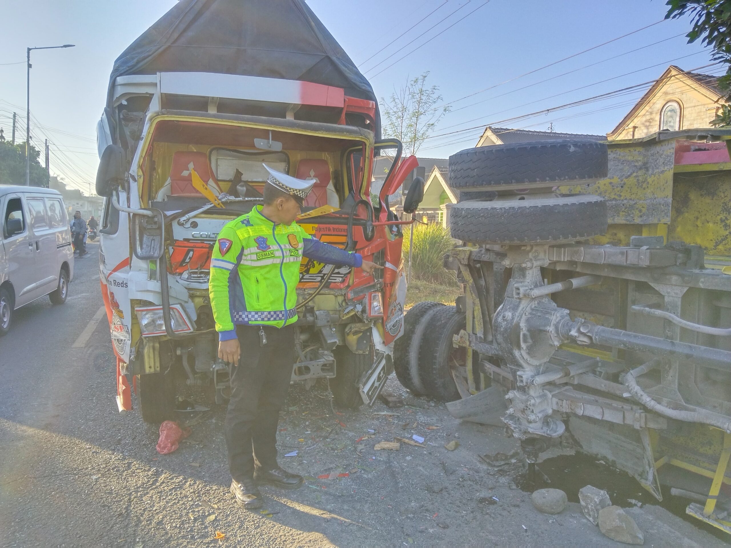 Satlantas Polres Jember saat melakukan olah TKP dalam kejadian kecelakaan truk vs truk di Desa Pecoro, Kecamatan Rambipuji, Jember (Foto: Satlantas Polres Jember).