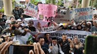 Massa aksi setelah menyampaikan aspirasi, dan foto bersama dengan para anggota dewan di depan Gedung DPRD Jember (Foto: Fadli/Jurnalbangsa).