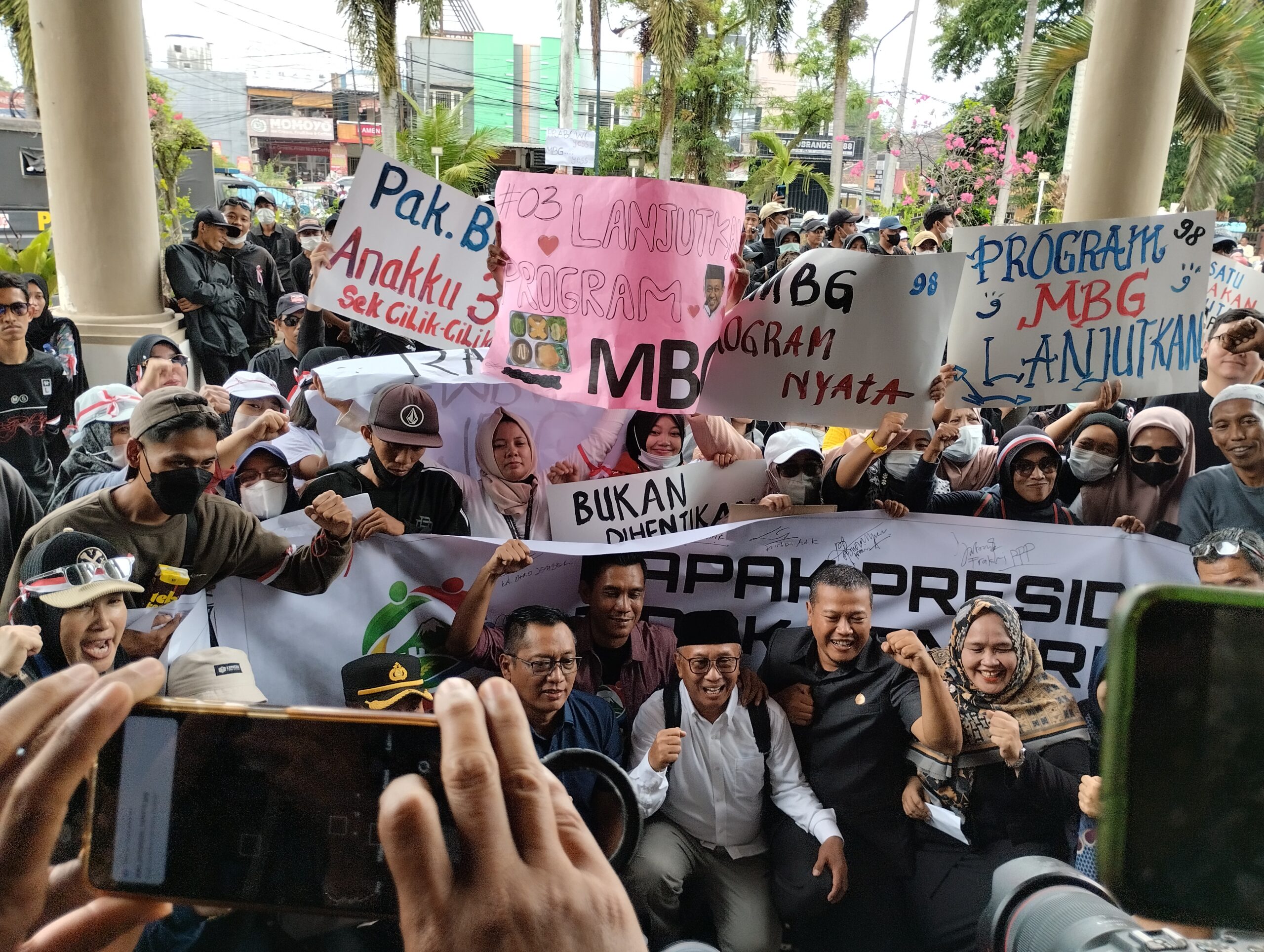 Massa aksi setelah menyampaikan aspirasi, dan foto bersama dengan para anggota dewan di depan Gedung DPRD Jember (Foto: Fadli/Jurnalbangsa).