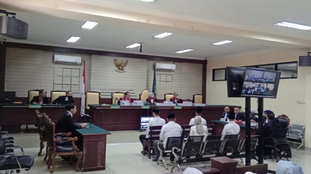 Jaksa Penuntut Umum (JPU) Kejakasaan Negeri (Kejari) Kabupaten Jember saat membacakan tuntutan pidana di Pengadilan Tipikor, Surabaya (Foto: Istimewa).