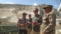 Satgas Infrastruktur dan Tata Ruang Pemkab Jember saat melakukan inspeksi mendadak di Gunung Sadeng, Kecamatan Puger (Foto: Istimewa).