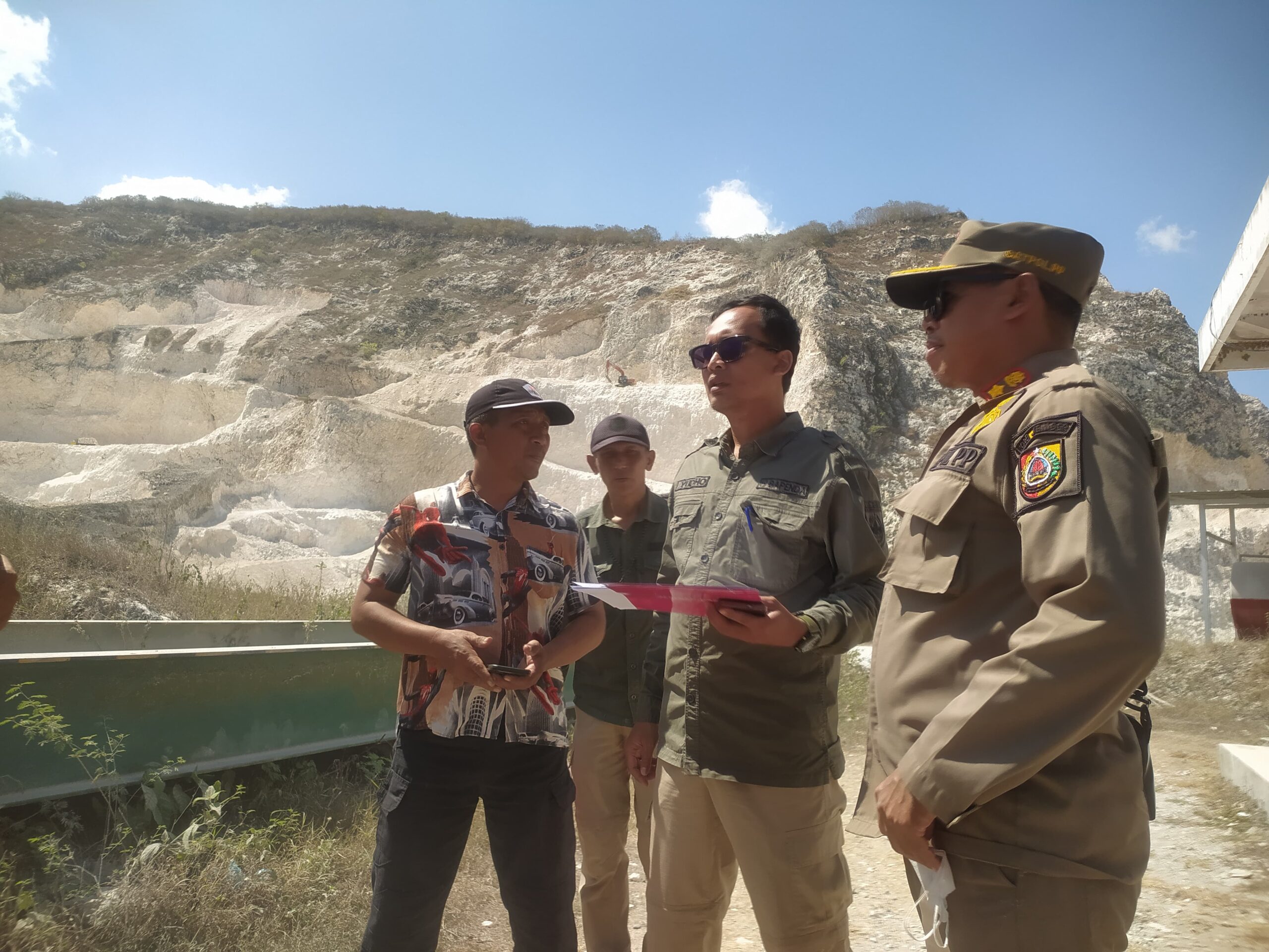 Satgas Infrastruktur dan Tata Ruang Pemkab Jember saat melakukan inspeksi mendadak di Gunung Sadeng, Kecamatan Puger (Foto: Istimewa).