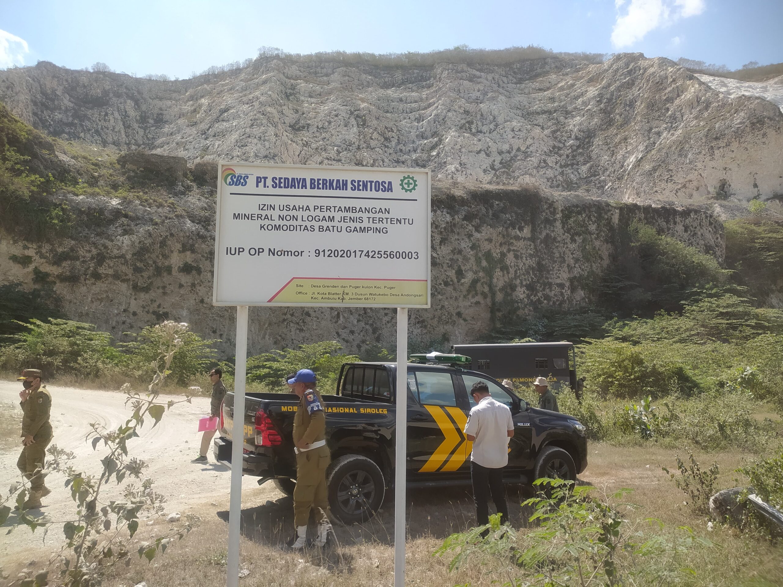 Tim Satuan Tugas (Satgas) Infrastruktur dan Tata Ruang (ITR) Pemkab Jember saat melakukan sidak di sejumlah perusahaan tambang di Gunung Sadeng, Kecamatan Puger (Foto: Istimewa).