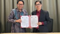 JURNAL BANGSA Wakil Rektor Bidang Administrasi Umum, Perencanaan, dan Keuangan UIN KHAS Jember, Drs. Ainur Rafik, dengan Dekan Faculty of Major Language Studies (FPBU), Universiti Sains Islam Malaysia (USIM), Prof. Dr. Zainur Rijal Abdul Razak (kanan), saat menunjukan bukti penandatanganan kerja sama (Foto: Humas UIN KHAS).