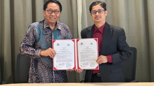 Wakil Rektor Bidang Administrasi Umum, Perencanaan, dan Keuangan UIN KHAS Jember, Drs. Ainur Rafik, dengan Dekan Faculty of Major Language Studies (FPBU), Universiti Sains Islam Malaysia (USIM), Prof. Dr. Zainur Rijal Abdul Razak (kanan), saat menunjukan bukti penandatanganan kerja sama (Foto: Humas UIN KHAS).
