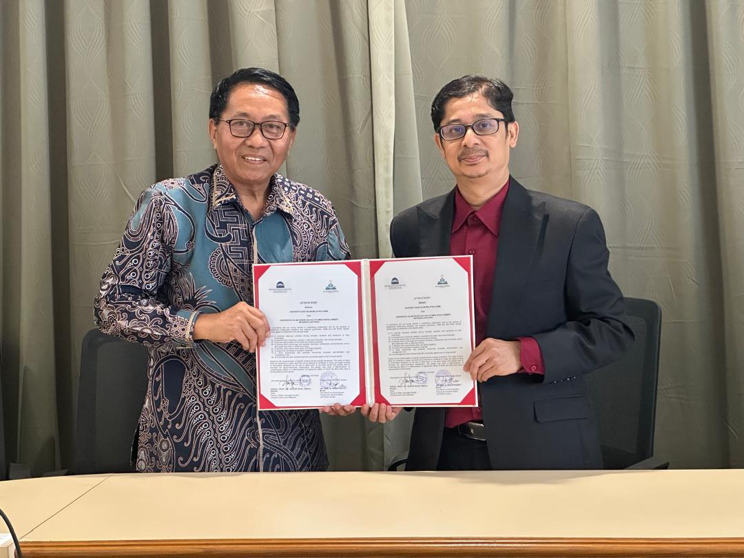 Wakil Rektor Bidang Administrasi Umum, Perencanaan, dan Keuangan UIN KHAS Jember, Drs. Ainur Rafik, dengan Dekan Faculty of Major Language Studies (FPBU), Universiti Sains Islam Malaysia (USIM), Prof. Dr. Zainur Rijal Abdul Razak (kanan), saat menunjukan bukti penandatanganan kerja sama (Foto: Humas UIN KHAS).