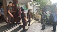 Salah satu tersangka saat akan dibawa ke rumah tahanan (rutan) negara Kabupaten Jember (Foto: Sigit)