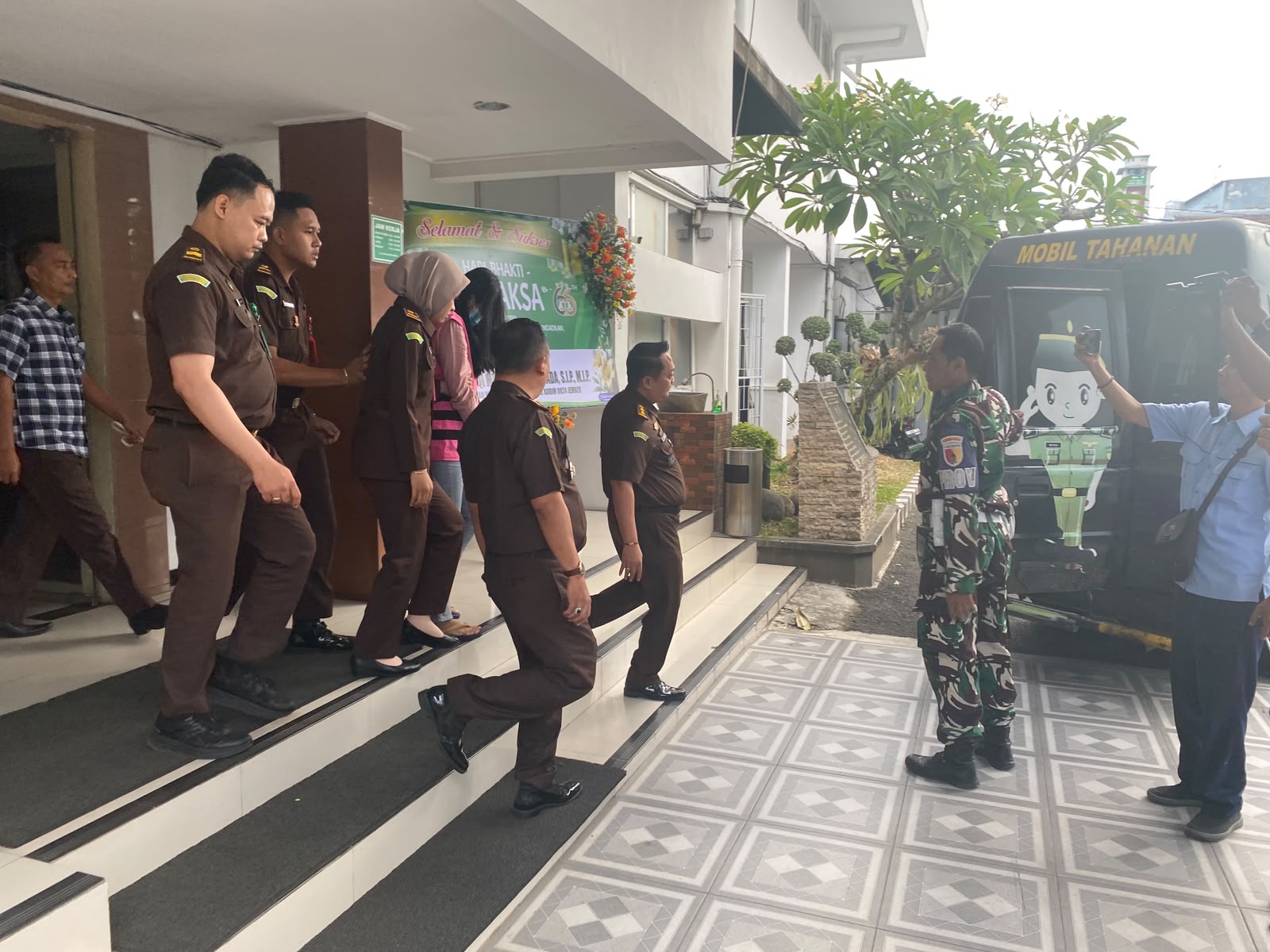 Salah satu tersangka saat akan dibawa ke rumah tahanan (rutan) negara Kabupaten Jember (Foto: Sigit)