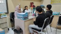 Salah satu pelaku yang sedang menjalani pemeriksaan oleh pihak kepolisian, di ruang Unit PPA Satreskrim Polres Jember (Foto: Fadli/Jurnalbangsa).