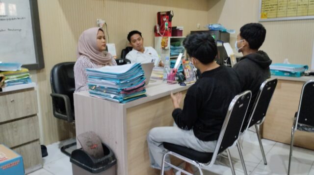 Salah satu pelaku yang sedang menjalani pemeriksaan oleh pihak kepolisian, di ruang Unit PPA Satreskrim Polres Jember (Foto: Fadli/Jurnalbangsa).