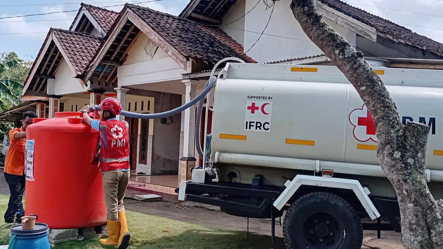 Petugas Palang Merah Indonesia (PMI) Kabupaten Jember saat menyalurkan air bersih di Dusun Bunder, Desa Sumberpinang, Kecamatan Pakusari (Foto: Humas PMI Jember).