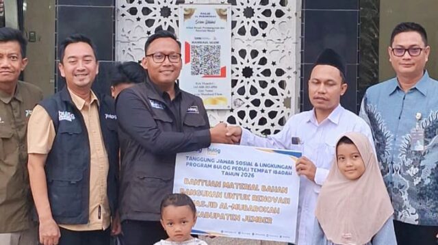 Perum Bulog Cabang Jember menyerahkan bantuan sosial secara simbolis. (Foto: Istimewa)
