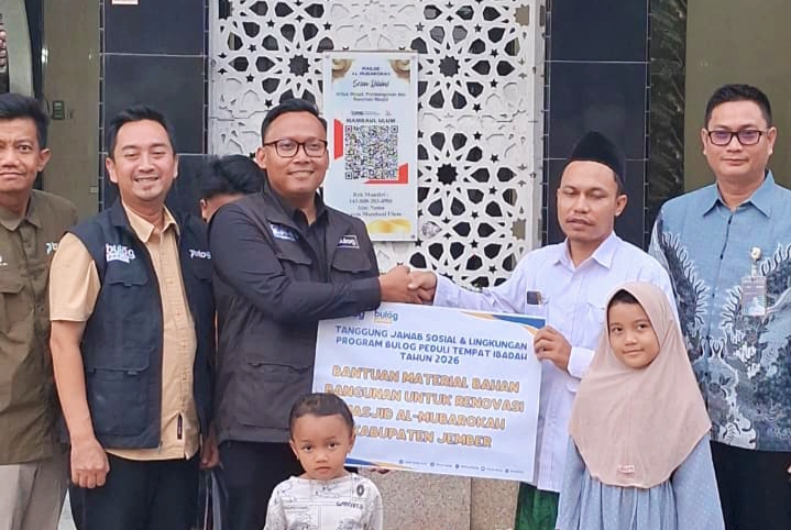 Perum Bulog Cabang Jember menyerahkan bantuan sosial secara simbolis. (Foto: Istimewa)