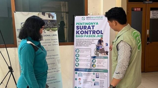 Pegawai kesehatan sedang menjelaskan mekanisme dikeluarkannya Surat Kontrol bagi peserta Jaminan Kesehatan Nasional (JKN) (Foto: Istimewa).