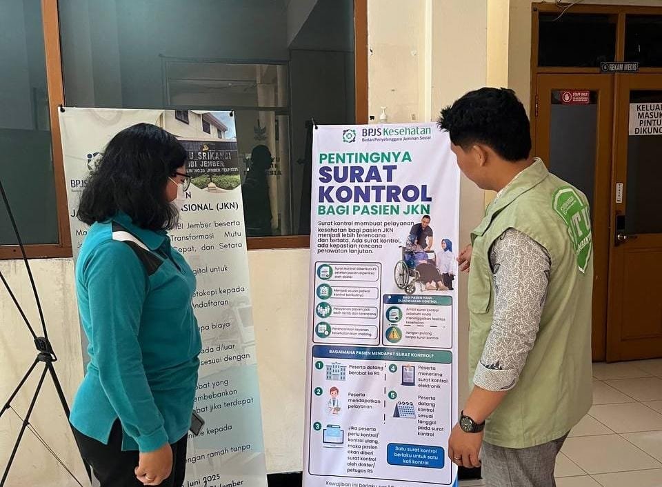 Pegawai kesehatan sedang menjelaskan mekanisme dikeluarkannya Surat Kontrol bagi peserta Jaminan Kesehatan Nasional (JKN) (Foto: Istimewa).