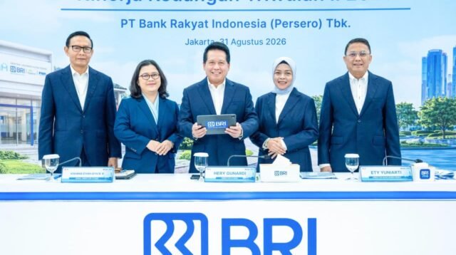 Direktur Utama BRI Hery Gunardi yang didampingi oleh Wakil Direktur Utama BRI Viviana Dyah Ayu R.K, Direktur Network dan Retail Funding BRI Aquarius Rudianto, Direktur Finance dan Strategy BRI Achmad Royadi dan Direktur Manajemen Risiko BRI Ety Yuniarti, setelah memaparkan kinerja capaian positif BRI hingga triwulan II 2026 (Foto: Humas BRI Pusat).