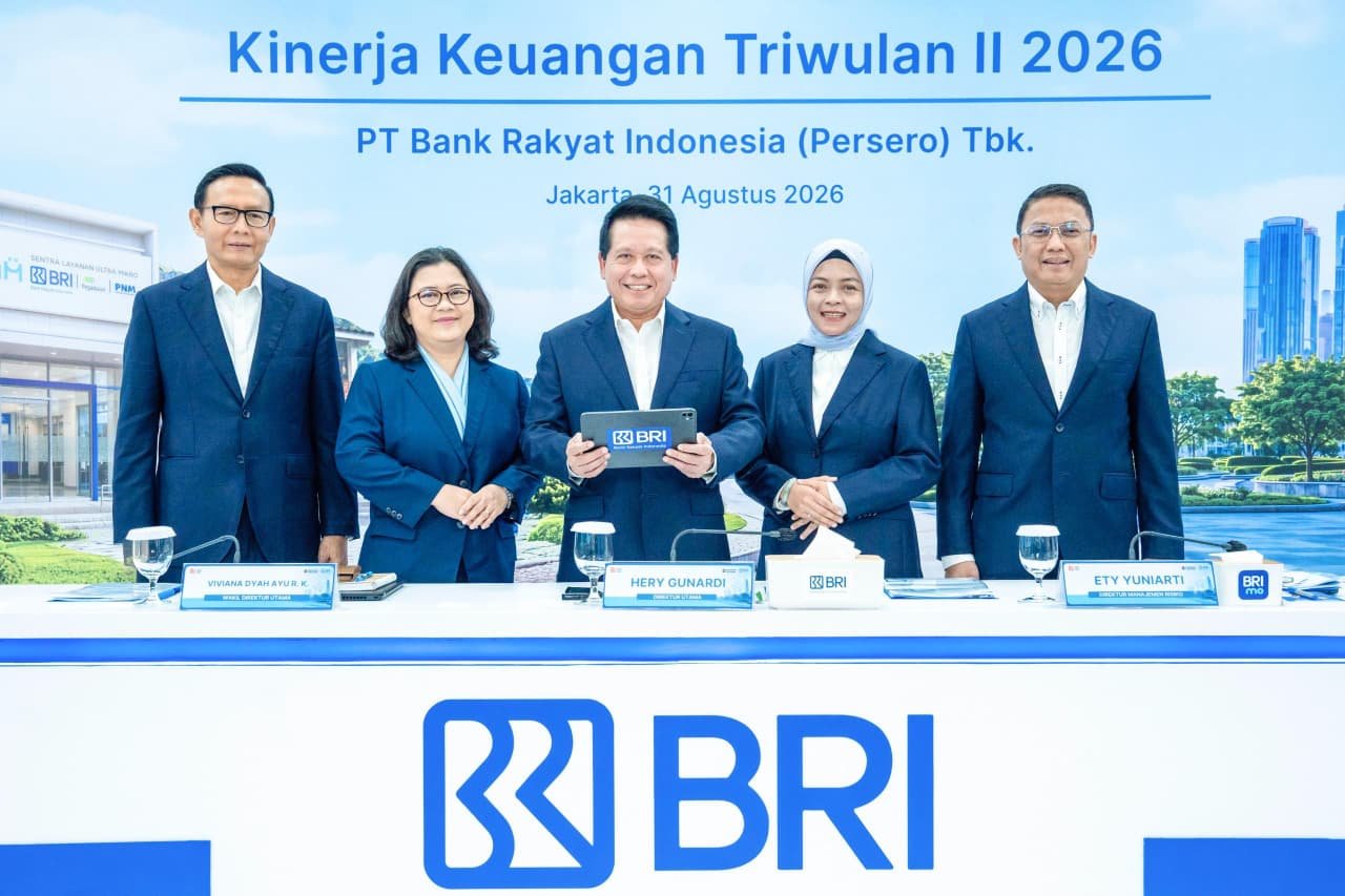 Direktur Utama BRI Hery Gunardi yang didampingi oleh Wakil Direktur Utama BRI Viviana Dyah Ayu R.K, Direktur Network dan Retail Funding BRI Aquarius Rudianto, Direktur Finance dan Strategy BRI Achmad Royadi dan Direktur Manajemen Risiko BRI Ety Yuniarti, setelah memaparkan kinerja capaian positif BRI hingga triwulan II 2026 (Foto: Humas BRI Pusat).