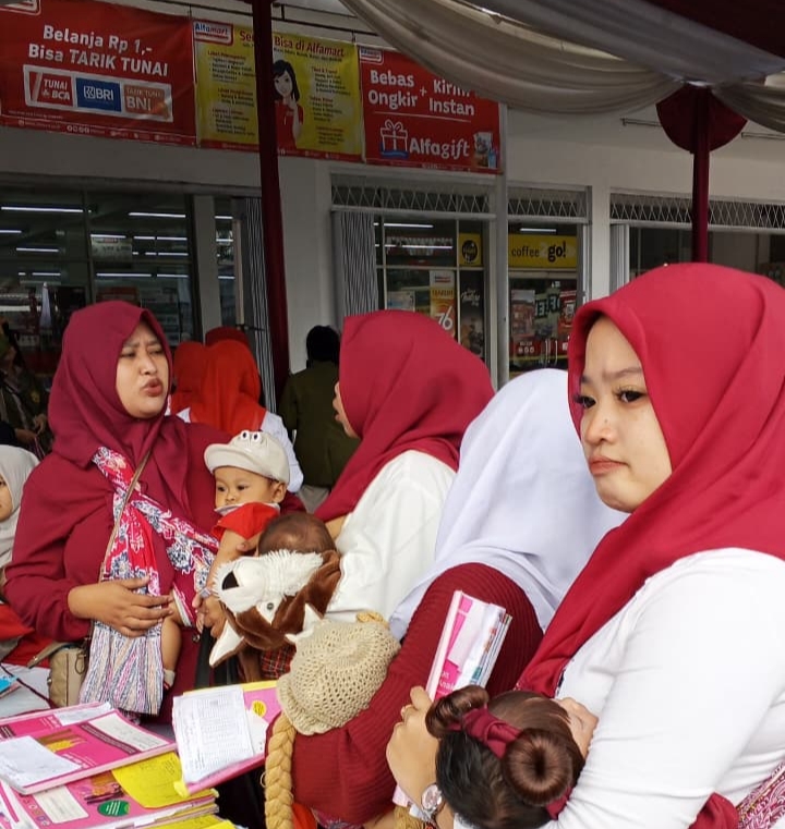 Ibu-Ibu sedang menggendong balitanya saat menghadiri kegiatan Program Alfamart Sahabat Posyandu (Foto: Istimewa).
