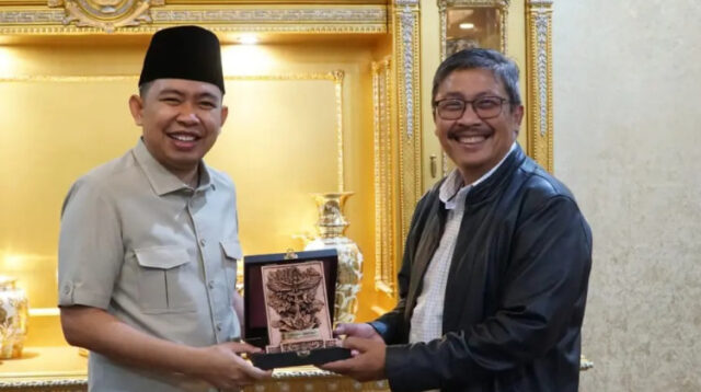 Bupati Jember memberikan cinderamata kepada Direktur Pengadaan Bulog RI. (Foto: Istimewa)