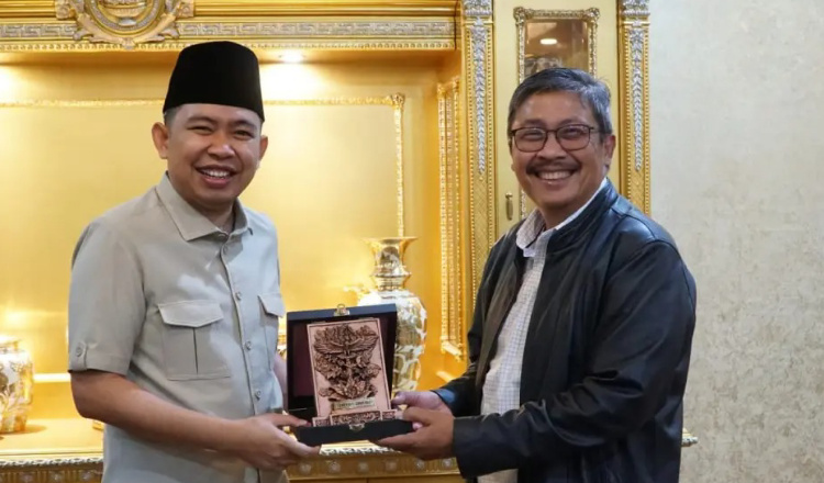 Bupati Jember memberikan cinderamata kepada Direktur Pengadaan Bulog RI. (Foto: Istimewa)