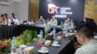 Kepala OJK Jember, Kepala Kantor Perwakilan Bank Indonesia Jember, dan Bupati Jember, saat kegiatan Bankers Lunch High Level Strategic Dialogue, From Banking Contribution to Regional Impact" di Kantor Otoritas Jasa Keuangan (OJK) Jember, pada Selasa (18/8/2026). (Foto: Fadli/Jurnalbangsa).