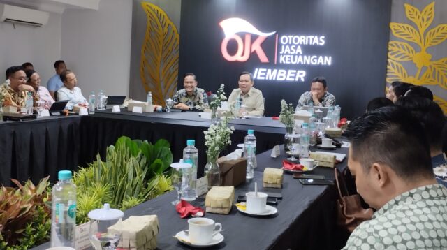 Kepala OJK Jember, Kepala Kantor Perwakilan Bank Indonesia Jember, dan Bupati Jember, saat kegiatan Bankers Lunch High Level Strategic Dialogue, From Banking Contribution to Regional Impact" di Kantor Otoritas Jasa Keuangan (OJK) Jember, pada Selasa (18/8/2026). (Foto: Fadli/Jurnalbangsa).