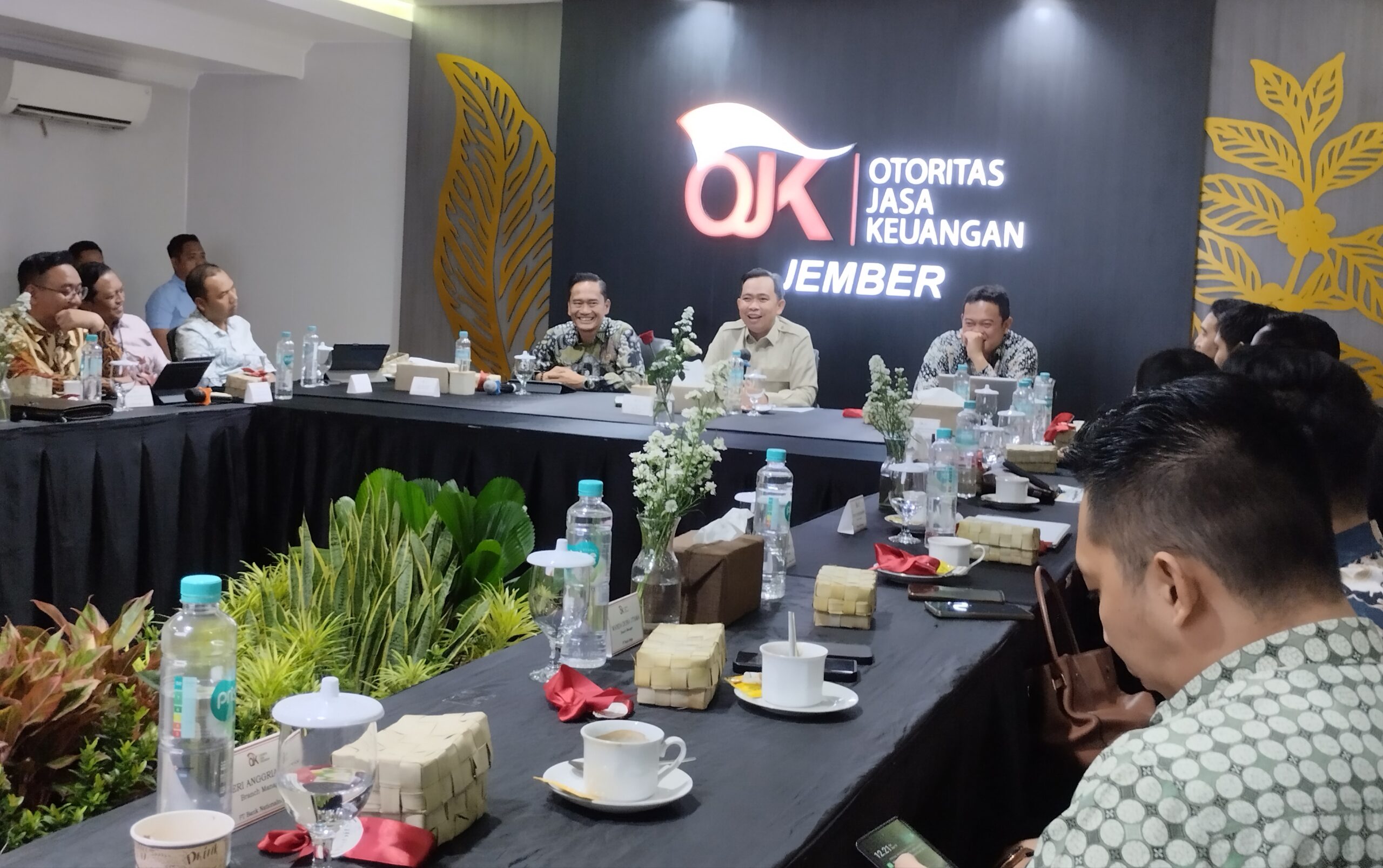 Kepala OJK Jember, Kepala Kantor Perwakilan Bank Indonesia Jember, dan Bupati Jember, saat kegiatan Bankers Lunch High Level Strategic Dialogue, From Banking Contribution to Regional Impact" di Kantor Otoritas Jasa Keuangan (OJK) Jember, pada Selasa (18/8/2026). (Foto: Fadli/Jurnalbangsa).