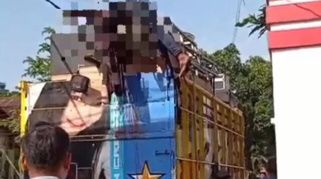 Kondisi kru sound horeg setelah bagian anggota tubuhnya terbentur gapura desa (Foto: Tangkapan layar).