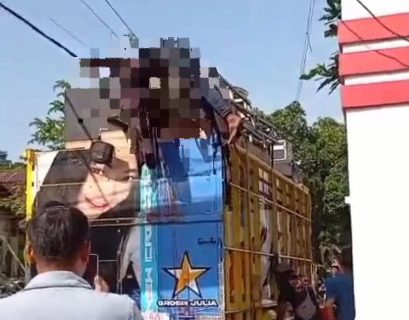 Kondisi kru sound horeg setelah bagian anggota tubuhnya terbentur gapura desa (Foto: Tangkapan layar).