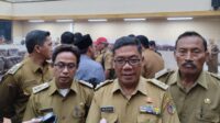 Meseran, Kepala Desa Wonoasri, Kecamatan Tempurejo, sekaligus Ketua DPC Persaudaraan Kepala Desa Indonesia (PKDI) Jember, (tengah) (Foto: Fadli/Jurnalbangsa).