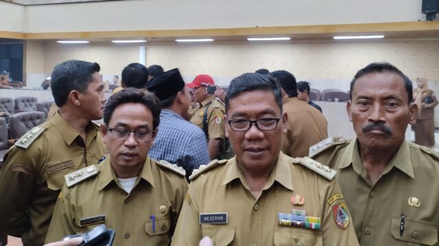 Meseran, Kepala Desa Wonoasri, Kecamatan Tempurejo, sekaligus Ketua DPC Persaudaraan Kepala Desa Indonesia (PKDI) Jember, (tengah) (Foto: Fadli/Jurnalbangsa).