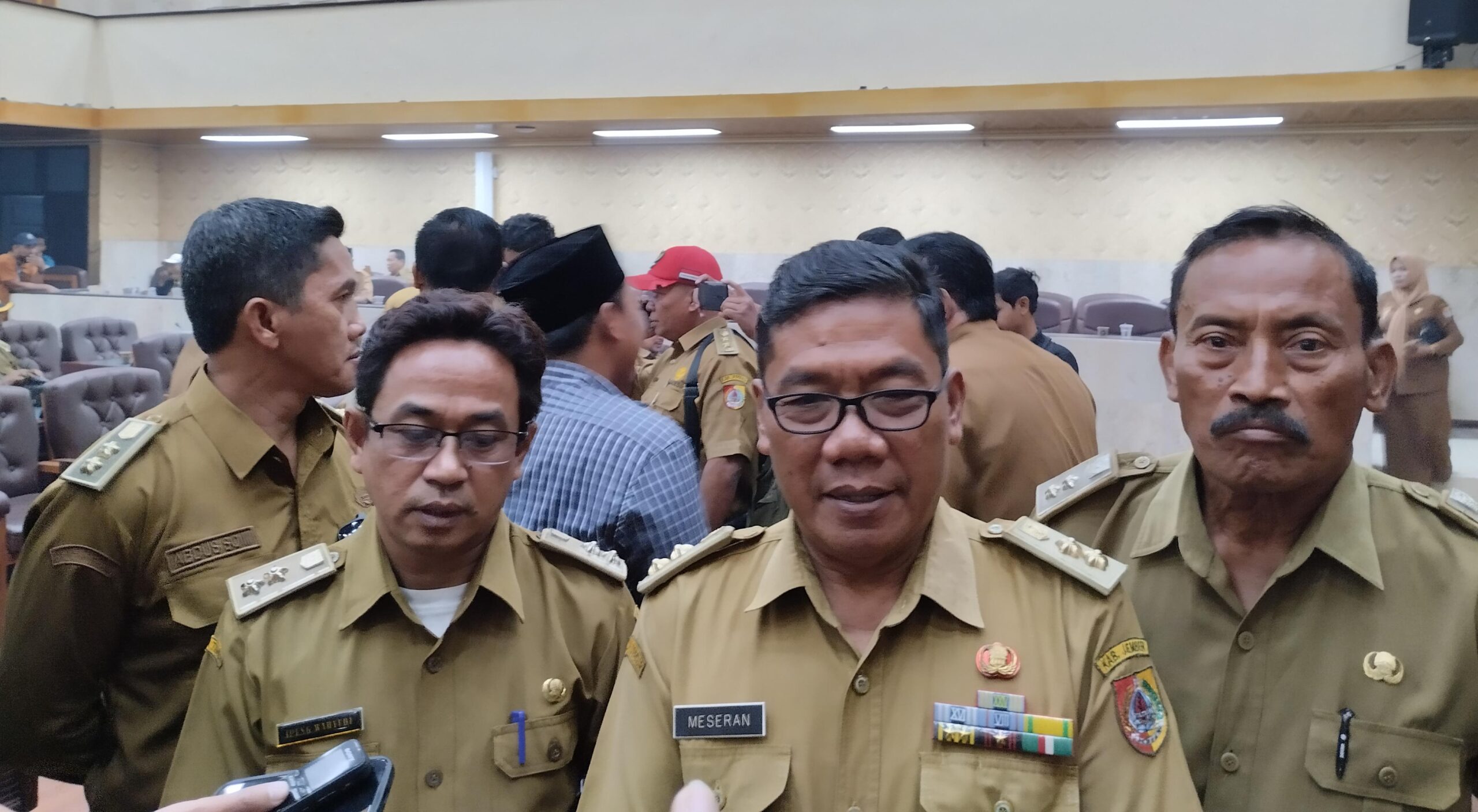 Meseran, Kepala Desa Wonoasri, Kecamatan Tempurejo, sekaligus Ketua DPC Persaudaraan Kepala Desa Indonesia (PKDI) Jember, (tengah) (Foto: Fadli/Jurnalbangsa).
