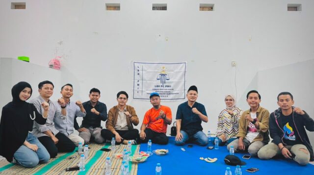 Para pengurus Lembaga Bantuan Hukum PC PMII Jember, bersama dewan penasihat (Foto: LBH PC PMII Jember).