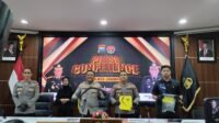 JURNAL BANGSA Polres Jember bersama Kasatreskrim (paling kanan), saat menunjukkan barang bukti kasus pencurian kendaraan bermotor (Curanmor) dan pencurian dengan pemberatan (Curat) di Aula Rupatama Polres Jember (Foto: Fadli/Jurnalbangsa).