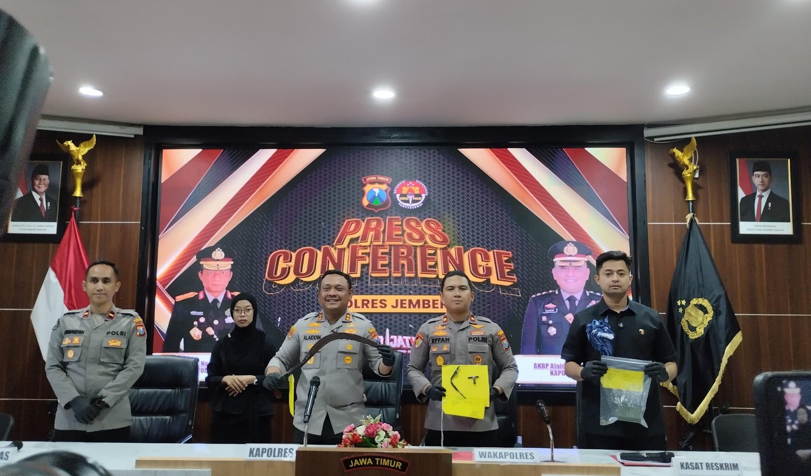 Polres Jember bersama Kasatreskrim (paling kanan), saat menunjukkan barang bukti kasus pencurian kendaraan bermotor (Curanmor) dan pencurian dengan pemberatan (Curat) di Aula Rupatama Polres Jember (Foto: Fadli/Jurnalbangsa).