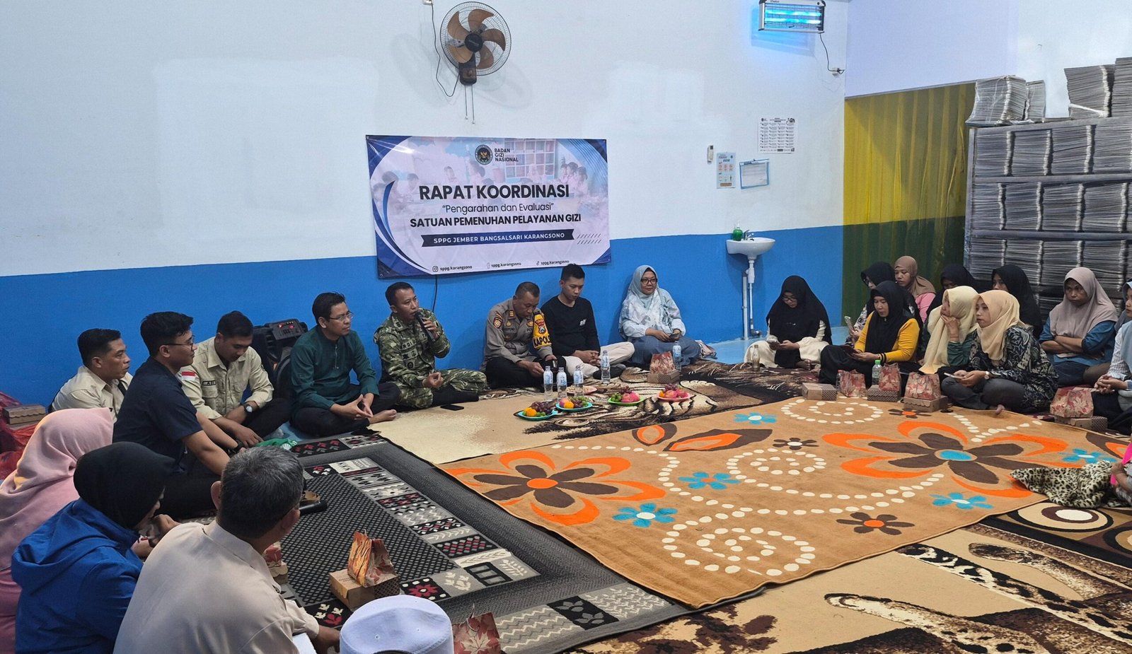 Pihak pemilik dapur beserta petugas SPPG saat melakukan rapat bersama pasca dilakukan perbaikan (Foto: Istimewa).