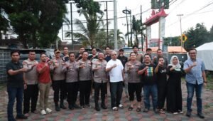 Polres Jember bersama anggota Persatuan Wartawan Indonesia (PWI) Jember setelah melakukan kunjungan di sekretariat PWI Jember. (Foto: Humas Polres Jember