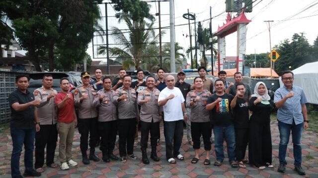 Polres Jember bersama anggota Persatuan Wartawan Indonesia (PWI) Jember setelah melakukan kunjungan di sekretariat PWI Jember. (Foto: Humas Polres Jember