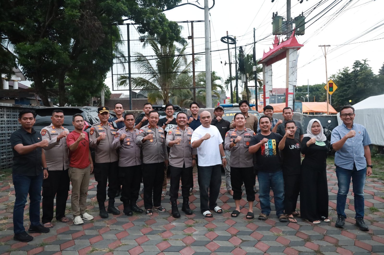 Polres Jember bersama anggota Persatuan Wartawan Indonesia (PWI) Jember setelah melakukan kunjungan di sekretariat PWI Jember. (Foto: Humas Polres Jember