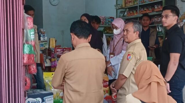 Tim Satgas Saber Pangan gabungan saat sidak pasar tradisional, Senin (28/9/2026). (Foto: Teamwork)