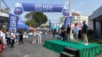 Para manajemen BRI Jember, saat menyapa nasabah dalam rangka peringatan Hari Pelanggan Nasional 2026. (Foto: Humas BRI Jember).