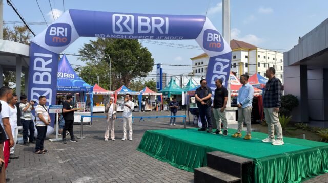 Para manajemen BRI Jember, saat menyapa nasabah dalam rangka peringatan Hari Pelanggan Nasional 2026. (Foto: Humas BRI Jember).