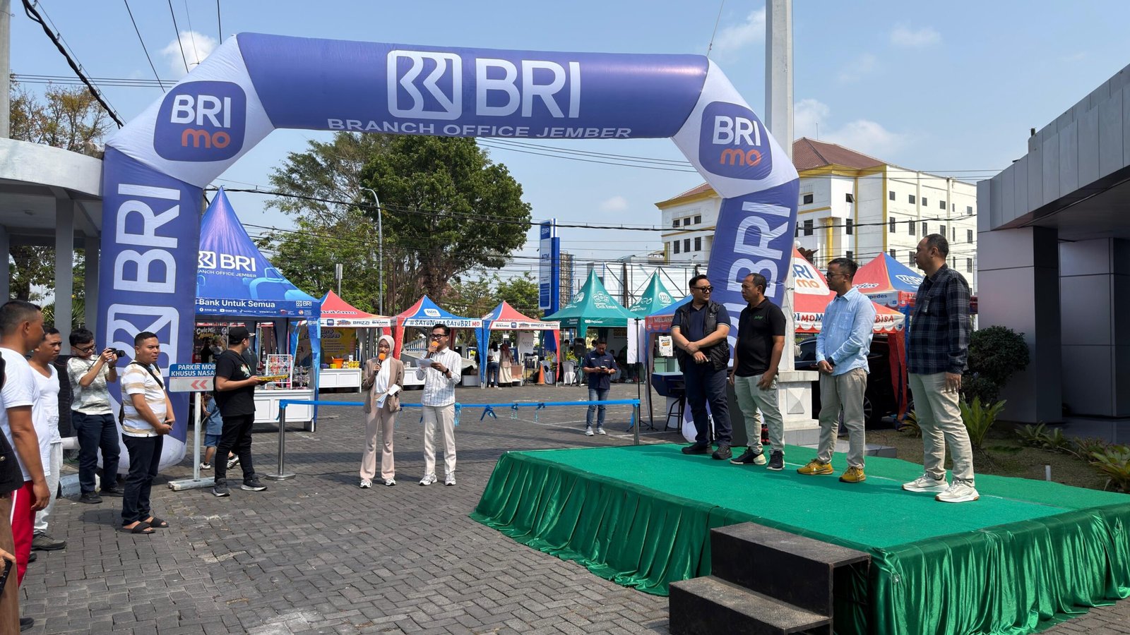 Para manajemen BRI Jember, saat menyapa nasabah dalam rangka peringatan Hari Pelanggan Nasional 2026. (Foto: Humas BRI Jember).