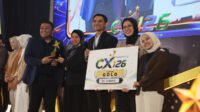 Kepala BPJS Kesehatan Cabang Jember, Yessy Novita, menerima penghargaan CX126. (Foto: Dok/Humas BPJS Kesehatan Cabang Jember)