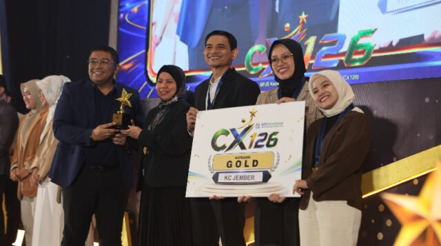 Kepala BPJS Kesehatan Cabang Jember, Yessy Novita, menerima penghargaan CX126. (Foto: Dok/Humas BPJS Kesehatan Cabang Jember)