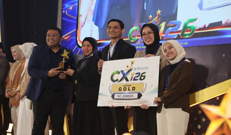 Kepala BPJS Kesehatan Cabang Jember, Yessy Novita, menerima penghargaan CX126. (Foto: Dok/Humas BPJS Kesehatan Cabang Jember)