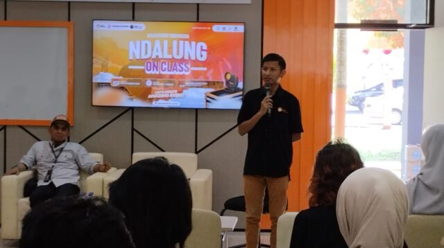 Alifian Rizzalul Ahmad, Founder Omah Ndalung Event Organizer, saat sambutan di kelas event di Gedung A FISIP UNEJ. (Foto: Fadli/Jurnalbangsa).