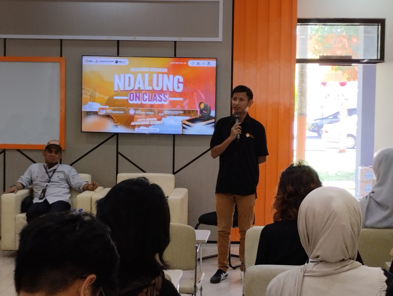 Alifian Rizzalul Ahmad, Founder Omah Ndalung Event Organizer, saat sambutan di kelas event di Gedung A FISIP UNEJ. (Foto: Fadli/Jurnalbangsa).