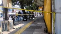 Kondisi depan Toko Emas di Jalan Sultan Agung, Kelurahan Kepatihan, Kecamatan Kaliwates, setelah kejadian perampokan dan pembacokan pada pemilik toko. (Foto:Fadli/Jurnalbangsa).